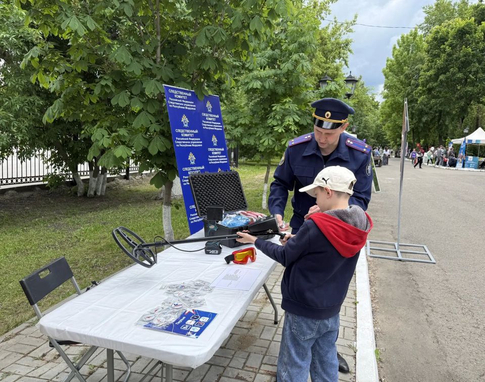 В Саранске следователь-криминалист познакомил подростков с секретами профессии в День защиты детей В Саранске следователь-криминалист познакомил подростков с секретами профессии в День защиты детей