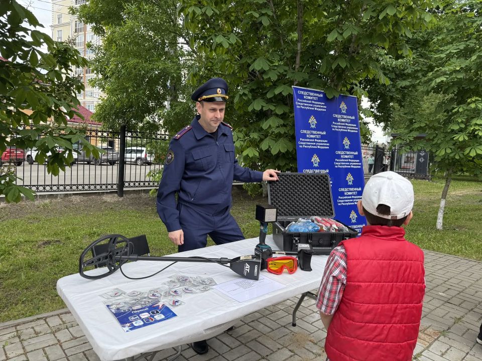 В Саранске следователь-криминалист познакомил подростков с секретами профессии в День защиты детей В Саранске следователь-криминалист познакомил подростков с секретами профессии в День защиты детей