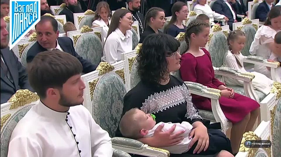 Владимир Путин в Международный день защиты детей вручил государственные награды многодетным семьям