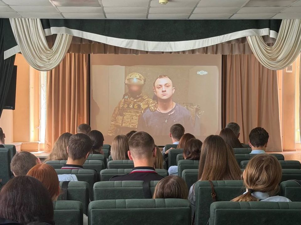 Сотрудники следственного управления и активисты союза «Юный следователь» обсудили документальный фильм «Предательство» Сотрудники следственного управления и активисты союза «Юный следователь» обсудили документальный фильм «Предательство»