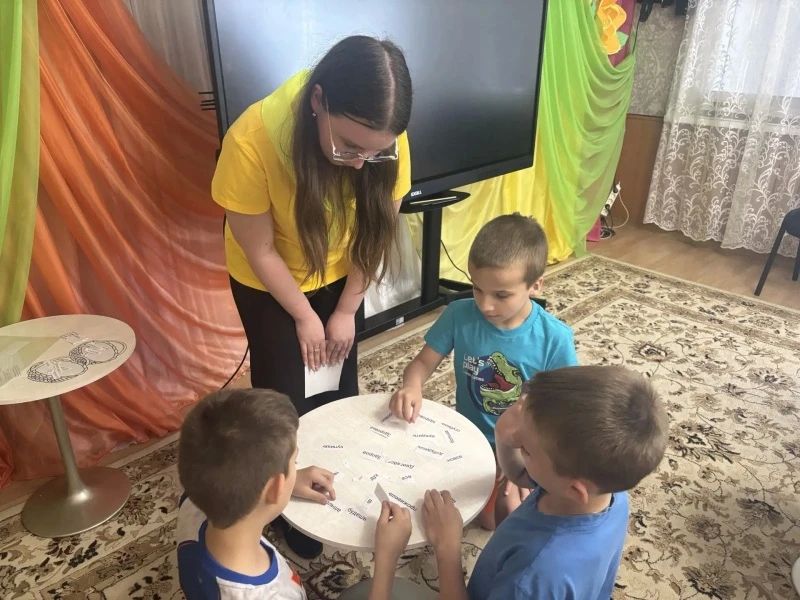 В Мордовии полицейские и волонтеры в рамках месячника антинаркотической направленности провели игру для воспитанников социально-реабилитационного центра В Мордовии полицейские и волонтеры в рамках месячника антинаркотической направленности провели игру для воспитанников социально-реабилитационного центра