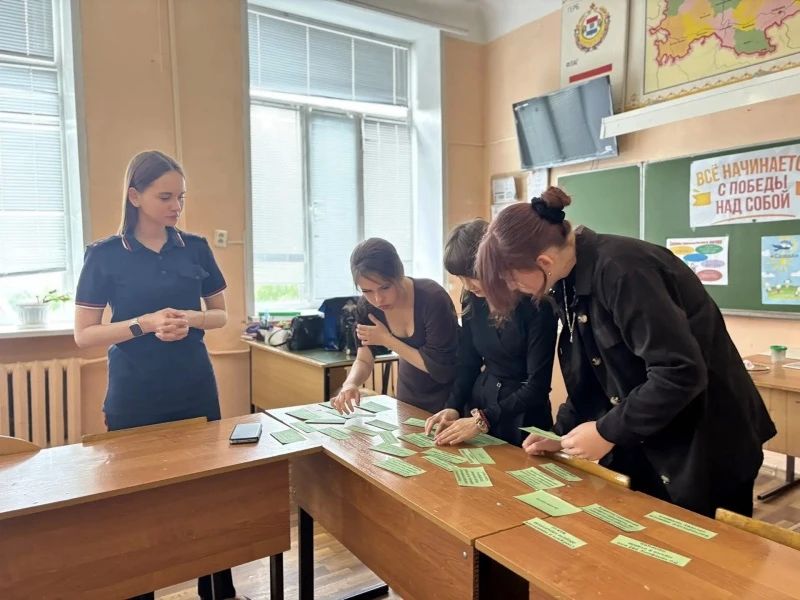 В Мордовии полицейские и волонтеры в рамках месячника антинаркотической направленности провели игру для воспитанников социально-реабилитационного центра В Мордовии полицейские и волонтеры в рамках месячника антинаркотической направленности провели игру для воспитанников социально-реабилитационного центра