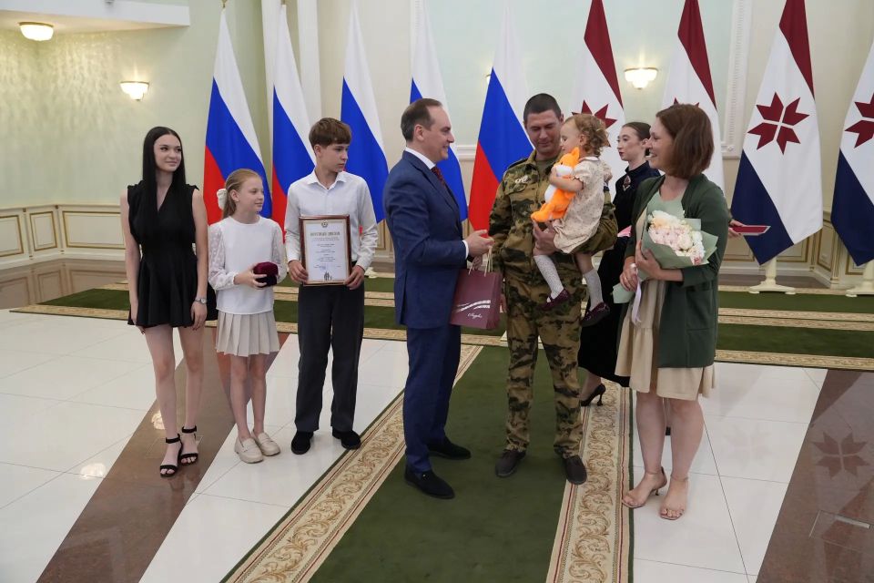 Артём Здунов: С особой гордостью чествую земляков в #ДеньРоссии! Герои спецоперации, многодетные семьи, наша молодёжь - достойные сыны и дочери большой России-Матушки! С праздником, дорогие Артём Здунов: С особой гордостью чествую земляков в #ДеньРоссии! Герои спецоперации, многодетные семьи, наша молодёжь - достойные сыны и дочери большой России-Матушки! С праздником, дорогие