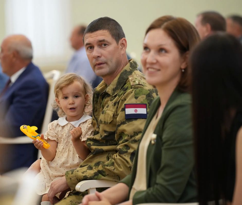 Артём Здунов: С особой гордостью чествую земляков в #ДеньРоссии! Герои спецоперации, многодетные семьи, наша молодёжь - достойные сыны и дочери большой России-Матушки! С праздником, дорогие Артём Здунов: С особой гордостью чествую земляков в #ДеньРоссии! Герои спецоперации, многодетные семьи, наша молодёжь - достойные сыны и дочери большой России-Матушки! С праздником, дорогие