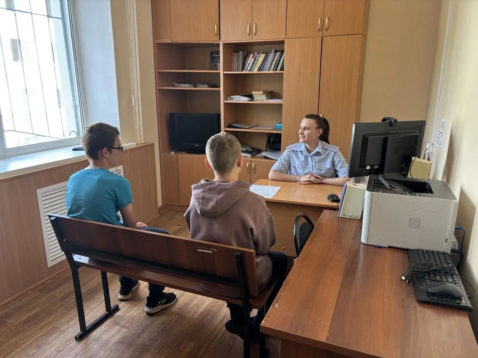 Полицейские провели профилактический квиз «Мой выбор – жизнь» для участников лагеря с дневным пребыванием детей Полицейские провели профилактический квиз «Мой выбор – жизнь» для участников лагеря с дневным пребыванием детей