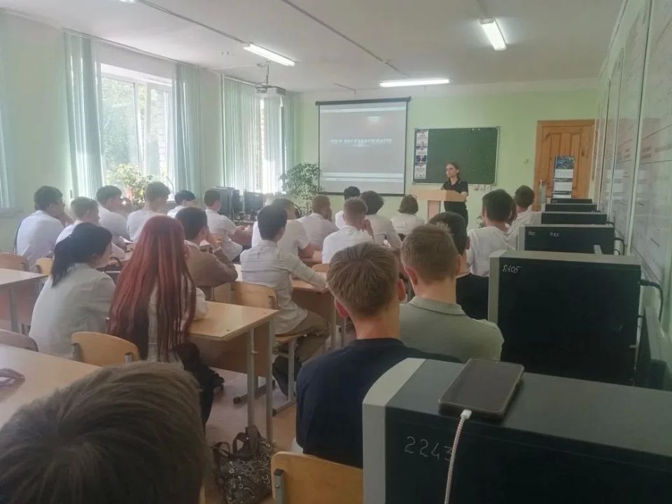 Полицейские провели профилактический квиз «Мой выбор – жизнь» для участников лагеря с дневным пребыванием детей Полицейские провели профилактический квиз «Мой выбор – жизнь» для участников лагеря с дневным пребыванием детей