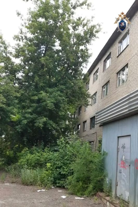 В Саранске следователи устанавливают обстоятельства падения несовершеннолетнего с крыши заброшенного здания В Саранске следователи устанавливают обстоятельства падения несовершеннолетнего с крыши заброшенного здания