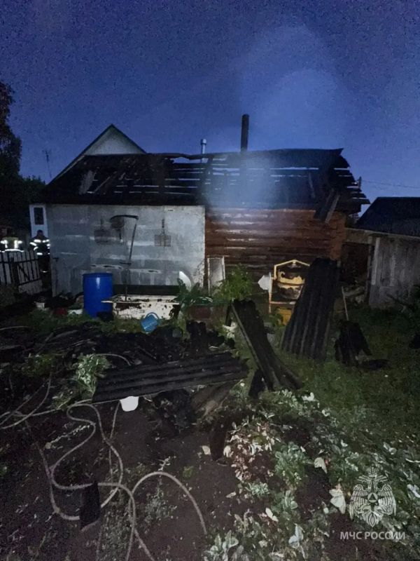 Саранские огнеборцы потушили пожар в частном секторе Саранские огнеборцы потушили пожар в частном секторе