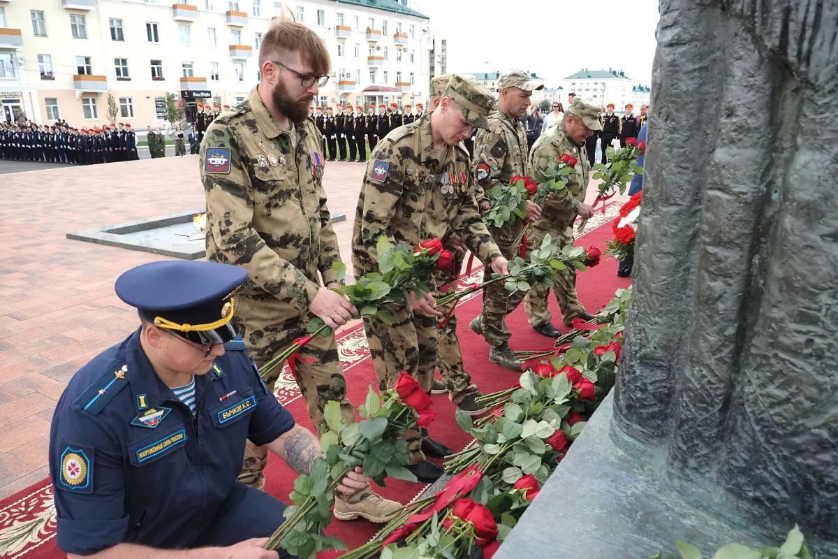 Владимир Чибиркин возложил цветы к мемориалу в память о погибших земляках Владимир Чибиркин возложил цветы к мемориалу в память о погибших земляках