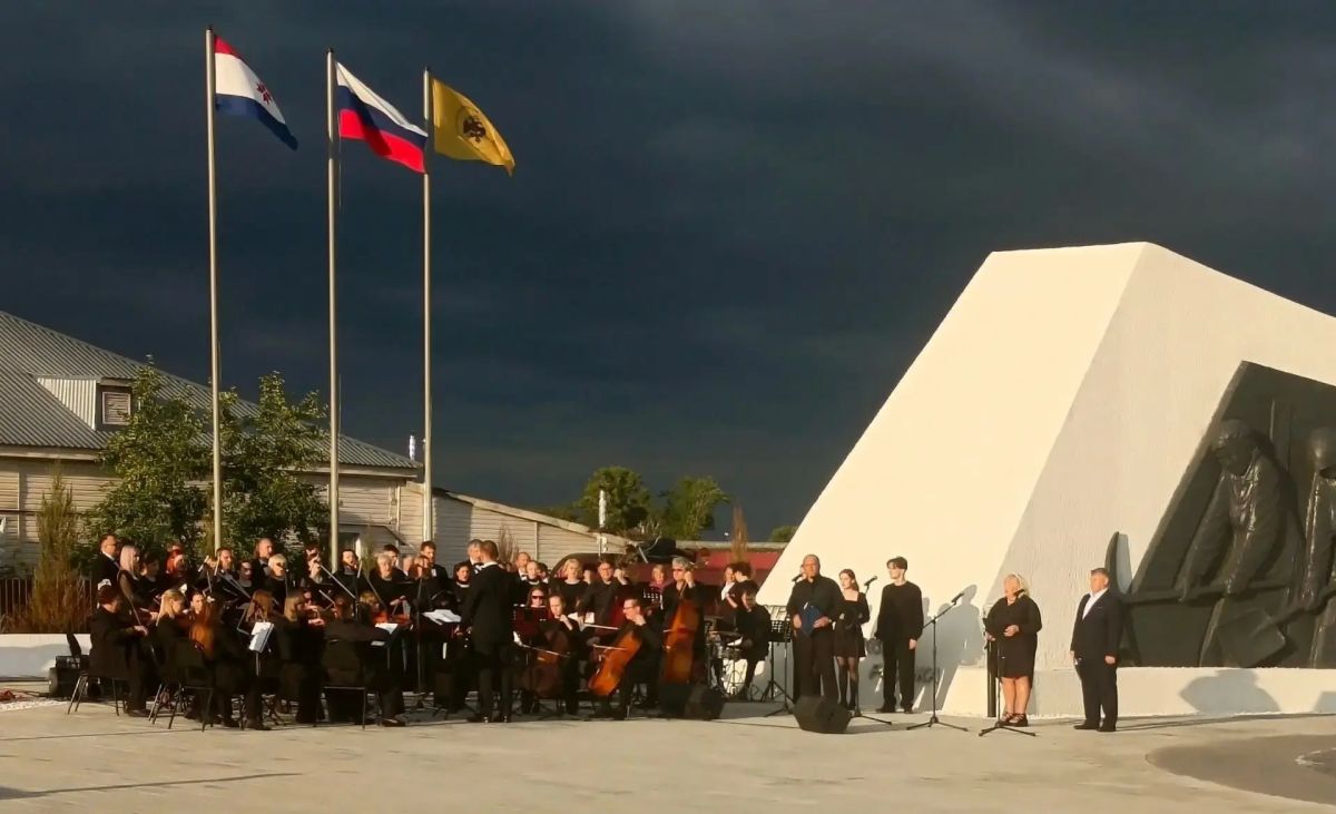 Сотни свечей зажглись на «Сурском рубеже» в День памяти и скорби Сотни свечей зажглись на «Сурском рубеже» в День памяти и скорби