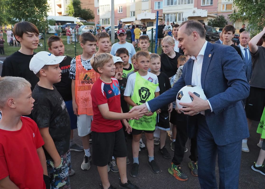 Артём Здунов: #ДеньДвора. Встретились с жителями микрорайона «Солнечный» - сегодня здесь наш традиционный праздник двора Артём Здунов: #ДеньДвора. Встретились с жителями микрорайона «Солнечный» - сегодня здесь наш традиционный праздник двора