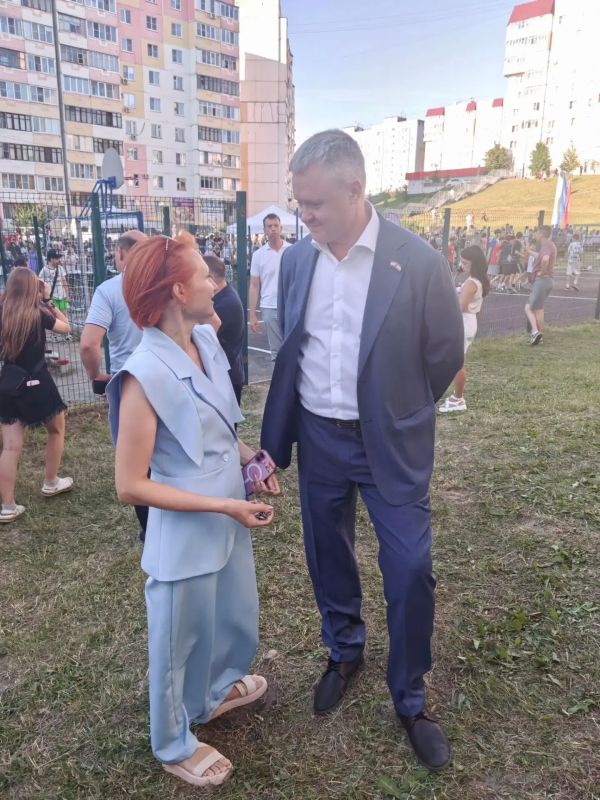 Николай Чалов поддержал праздник двора в микрорайоне Солнечный Николай Чалов поддержал праздник двора в микрорайоне Солнечный