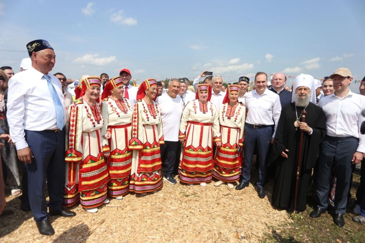 Среди почётных гостей праздника - Глава Республики Мордовия Артём Здунов и Раис Республики Татарстан Рустам Минниханов Среди почётных гостей праздника - Глава Республики Мордовия Артём Здунов и Раис Республики Татарстан Рустам Минниханов