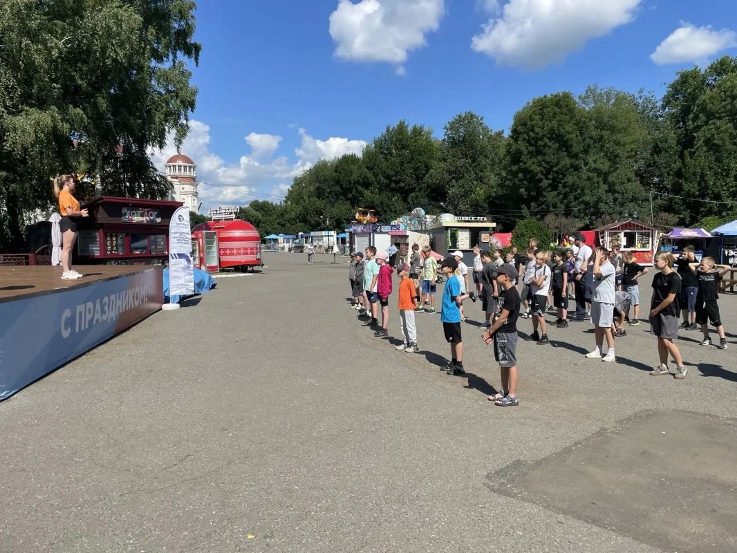 В Саранске началась масштабная праздничная программа, приуроченная Дню семьи, любви и верности В Саранске началась масштабная праздничная программа, приуроченная Дню семьи, любви и верности