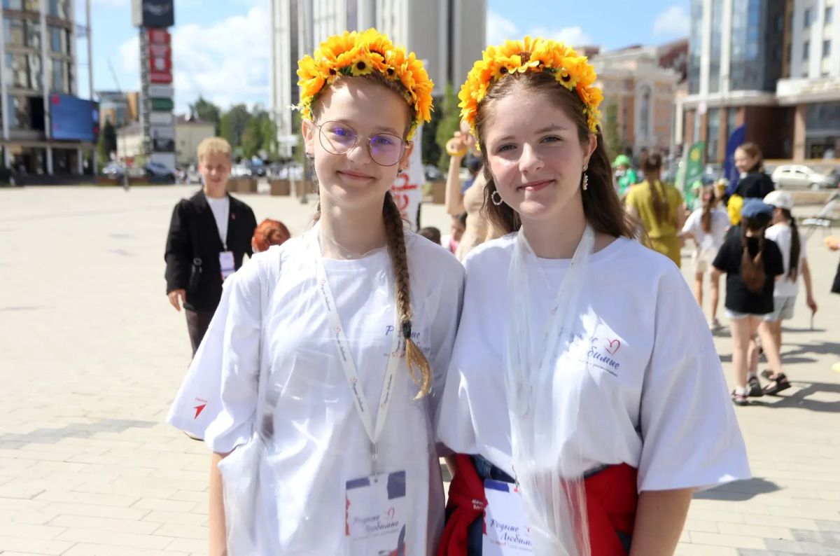 В Саранске стартовал Всероссийский семейный форум «Родные-Любимые», объединивший около 1000 участников из всех регионов страны В Саранске стартовал Всероссийский семейный форум «Родные-Любимые», объединивший около 1000 участников из всех регионов страны
