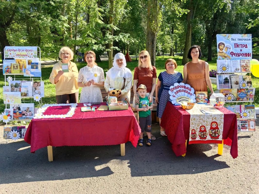 В День семьи, любви и верности в городском парке культуры и отдыха им. А.С. Пушкина продолжаются праздничные мероприятия: В День семьи, любви и верности в городском парке культуры и отдыха им. А.С. Пушкина продолжаются праздничные мероприятия: