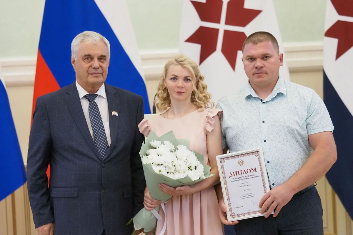 Владимир Чибиркин наградил победителей конкурса «Семья года» в Мордовии Владимир Чибиркин наградил победителей конкурса «Семья года» в Мордовии