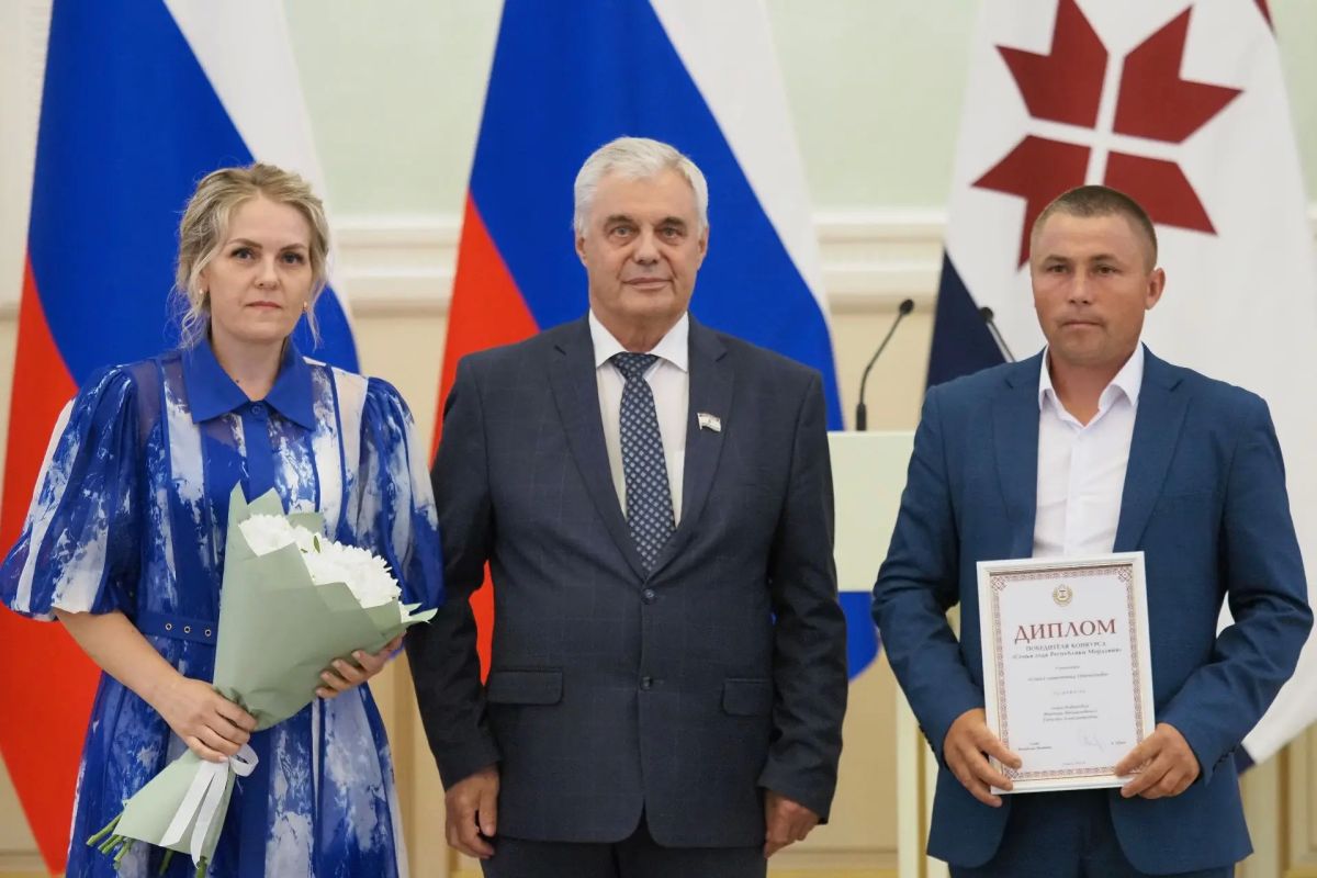Владимир Чибиркин наградил победителей конкурса «Семья года» в Мордовии Владимир Чибиркин наградил победителей конкурса «Семья года» в Мордовии