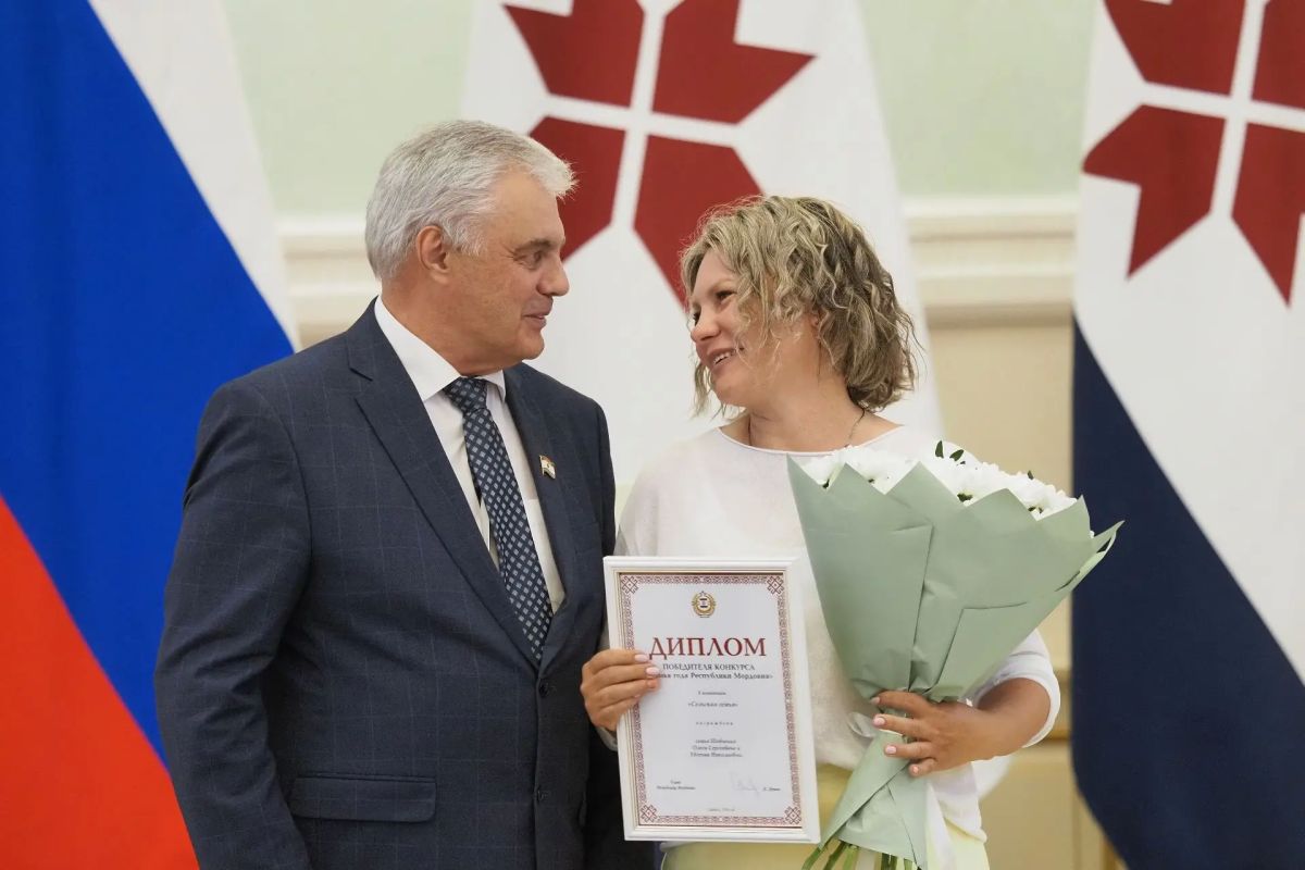 Владимир Чибиркин наградил победителей конкурса «Семья года» в Мордовии Владимир Чибиркин наградил победителей конкурса «Семья года» в Мордовии