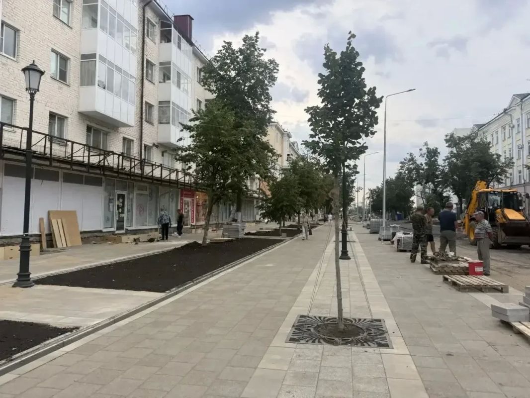 Продолжается озеленение территории у памятника Патриарху Никону Продолжается озеленение территории у памятника Патриарху Никону