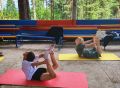 Не дежурная утренняя зарядка, а йога — разминка, дающая телу гибкость и выносливость, помогающая плавно войти в бодрый режим летнего дня в загородном лагере