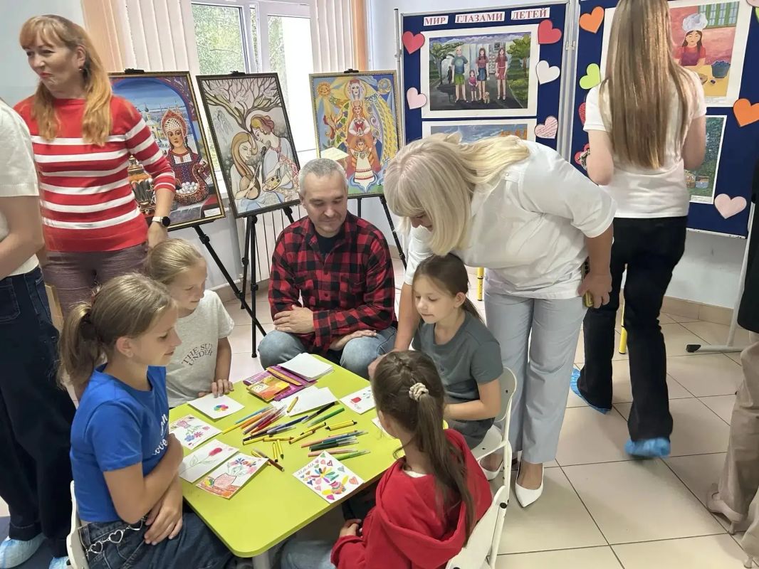 В Детской поликлинике № 2 г. Саранска в рамках проекта «Культурное долголетие» открылась выставка «Мир глазами детей» В Детской поликлинике № 2 г. Саранска в рамках проекта «Культурное долголетие» открылась выставка «Мир глазами детей»