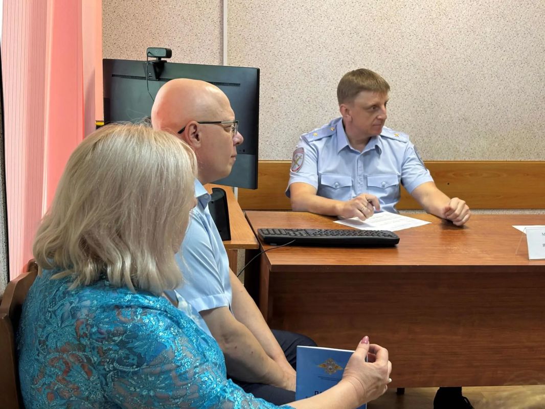 Министр внутренних дел по Республике Мордовия Юрий Поляков провел личный прием граждан в поселке Торбеево Министр внутренних дел по Республике Мордовия Юрий Поляков провел личный прием граждан в поселке Торбеево