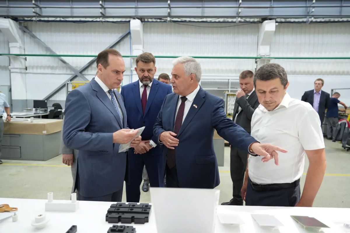 Артём Здунов: 85 лет в строю!. Посетили завод «Электровыпрямитель», осмотрели цеха, встретились с заводчанами, ветеранами, трудовыми династиями - поблагодарили дружный коллектив за труд и высокие результаты на протяжении 85... Артём Здунов: 85 лет в строю!. Посетили завод «Электровыпрямитель», осмотрели цеха, встретились с заводчанами, ветеранами, трудовыми династиями - поблагодарили дружный коллектив за труд и высокие результаты на протяжении 85...