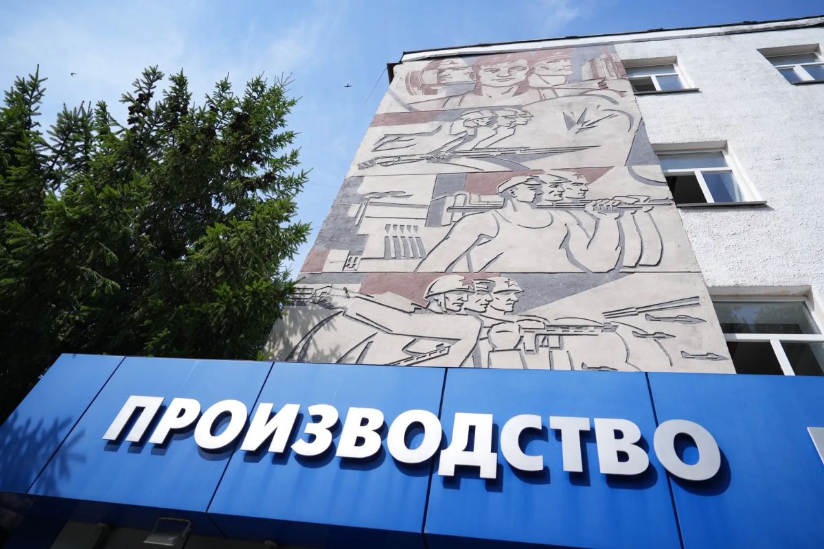 Артём Здунов: 85 лет в строю!. Посетили завод «Электровыпрямитель», осмотрели цеха, встретились с заводчанами, ветеранами, трудовыми династиями - поблагодарили дружный коллектив за труд и высокие результаты на протяжении 85... Артём Здунов: 85 лет в строю!. Посетили завод «Электровыпрямитель», осмотрели цеха, встретились с заводчанами, ветеранами, трудовыми династиями - поблагодарили дружный коллектив за труд и высокие результаты на протяжении 85...