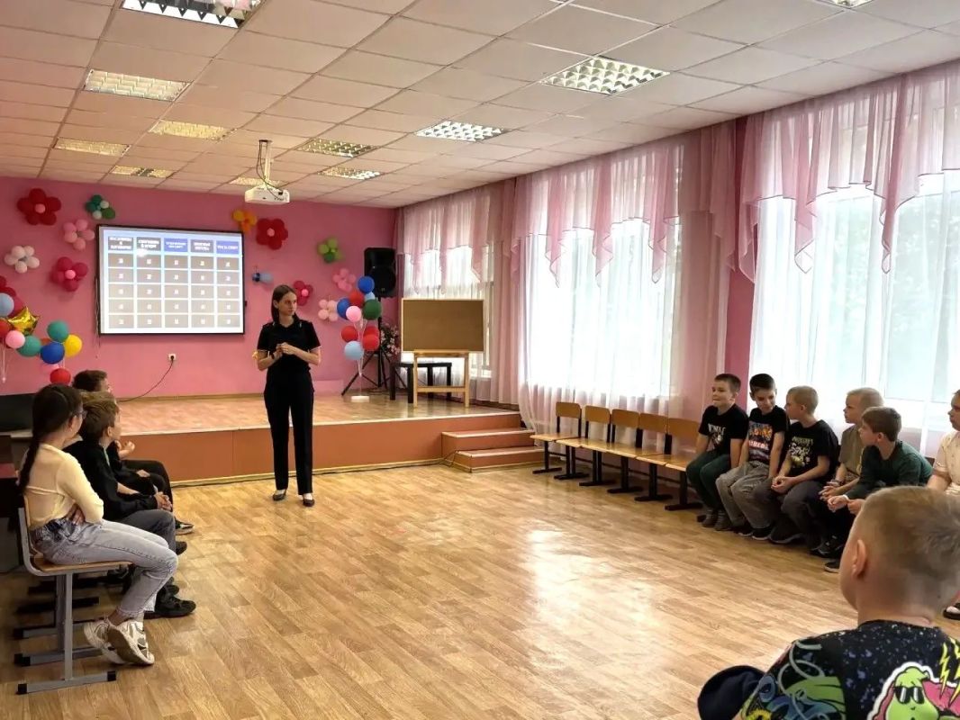 Полицейские и общественники Мордовии провели мероприятие по правовому просвещению и патриотическому воспитанию в детском оздоровительном лагере Полицейские и общественники Мордовии провели мероприятие по правовому просвещению и патриотическому воспитанию в детском оздоровительном лагере