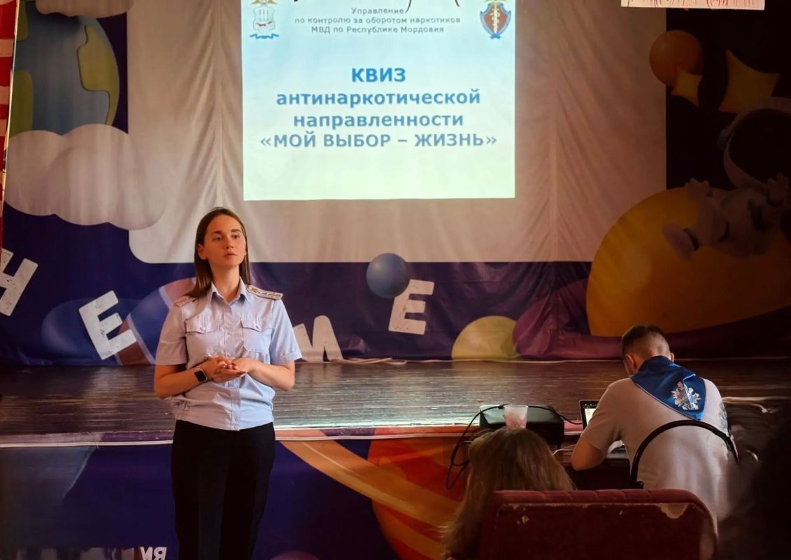 Полицейские и общественники Мордовии провели мероприятие по правовому просвещению и патриотическому воспитанию в детском оздоровительном лагере Полицейские и общественники Мордовии провели мероприятие по правовому просвещению и патриотическому воспитанию в детском оздоровительном лагере
