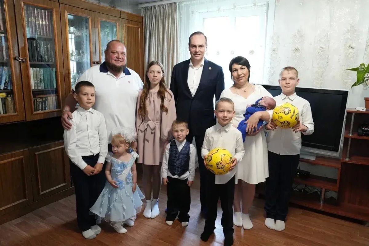 «Артём Алексеевич, спасибо Вам за наш новый автомобиль!» - говорят руководителю Мордовии Кутуровы из села Андреевка «Артём Алексеевич, спасибо Вам за наш новый автомобиль!» - говорят руководителю Мордовии Кутуровы из села Андреевка