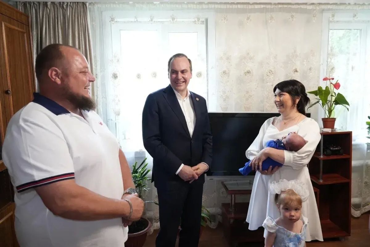 «Артём Алексеевич, спасибо Вам за наш новый автомобиль!» - говорят руководителю Мордовии Кутуровы из села Андреевка «Артём Алексеевич, спасибо Вам за наш новый автомобиль!» - говорят руководителю Мордовии Кутуровы из села Андреевка