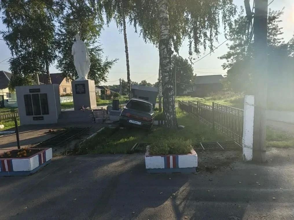 Легковушка снесла памятник в Мордовии Легковушка снесла памятник в Мордовии