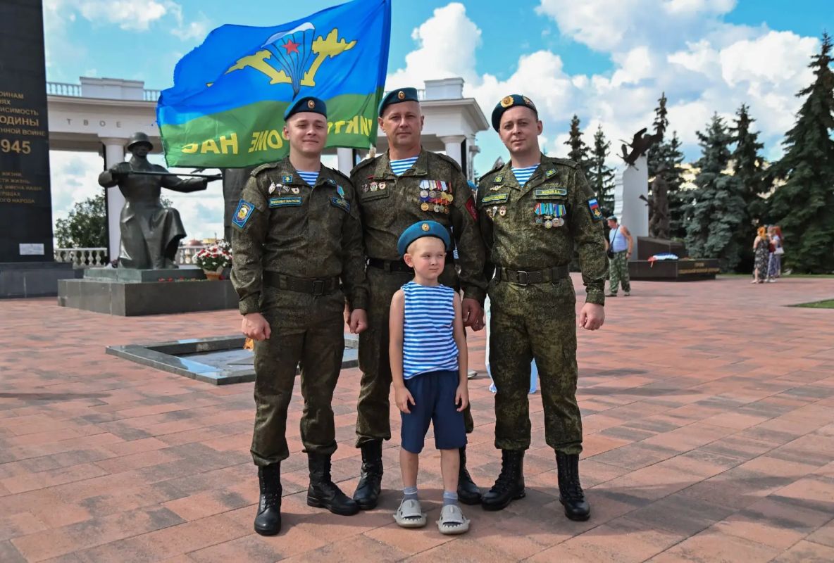 Артём Здунов: С Днем Воздушно-десантных войск, Мордовия! Артём Здунов: С Днем Воздушно-десантных войск, Мордовия!