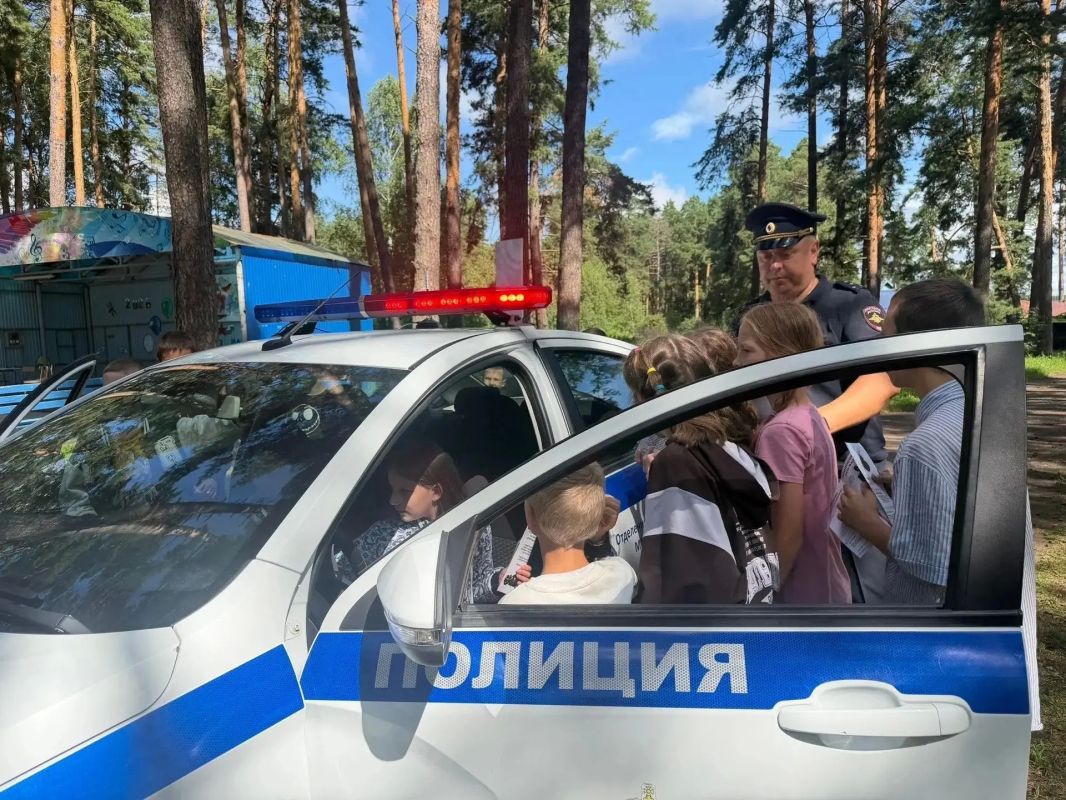 Сотрудники Госавтоинспекции ММО МВД России «Ичалковский» пообщались с ребятами в детском оздоровительном лагере «Орленок» Сотрудники Госавтоинспекции ММО МВД России «Ичалковский» пообщались с ребятами в детском оздоровительном лагере «Орленок»
