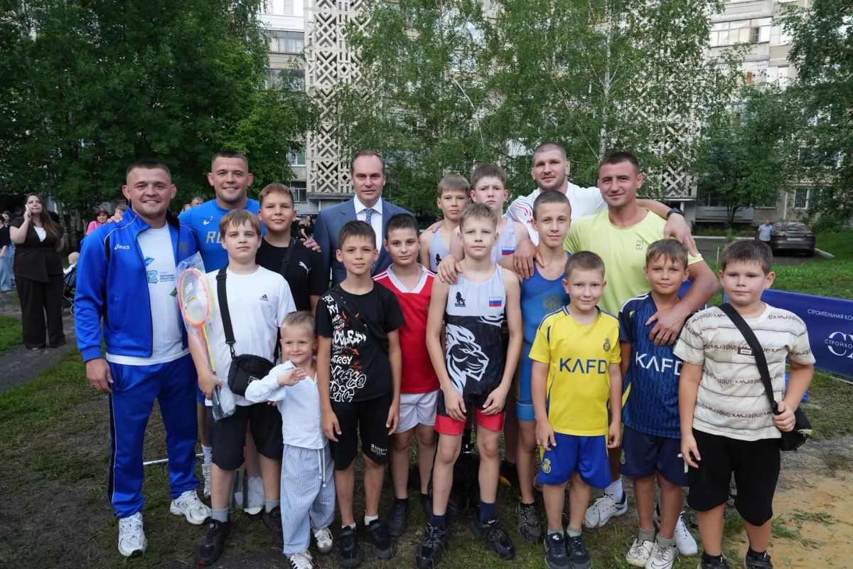 Артём Здунов: #ДеньДвора. Встретились с жителями Октябрьского района - сегодня на ул. Сущинского большой День Двора С семьями, молодёжью района, домкомом осмотрели дворовую территорию, обсудили насущные вопросы -... Артём Здунов: #ДеньДвора. Встретились с жителями Октябрьского района - сегодня на ул. Сущинского большой День Двора С семьями, молодёжью района, домкомом осмотрели дворовую территорию, обсудили насущные вопросы -...
