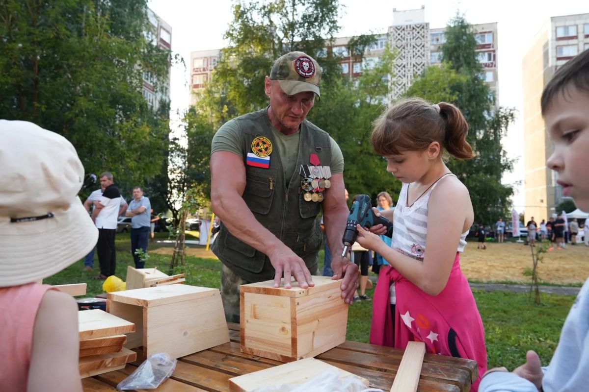 Артём Здунов: #ДеньДвора. Встретились с жителями Октябрьского района - сегодня на ул. Сущинского большой День Двора С семьями, молодёжью района, домкомом осмотрели дворовую территорию, обсудили насущные вопросы -... Артём Здунов: #ДеньДвора. Встретились с жителями Октябрьского района - сегодня на ул. Сущинского большой День Двора С семьями, молодёжью района, домкомом осмотрели дворовую территорию, обсудили насущные вопросы -...