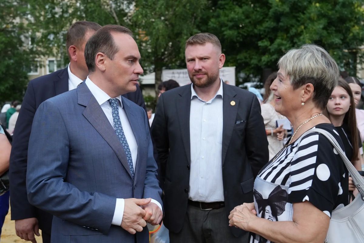 Артём Здунов: #ДеньДвора. Встретились с жителями Октябрьского района - сегодня на ул. Сущинского большой День Двора С семьями, молодёжью района, домкомом осмотрели дворовую территорию, обсудили насущные вопросы -... Артём Здунов: #ДеньДвора. Встретились с жителями Октябрьского района - сегодня на ул. Сущинского большой День Двора С семьями, молодёжью района, домкомом осмотрели дворовую территорию, обсудили насущные вопросы -...