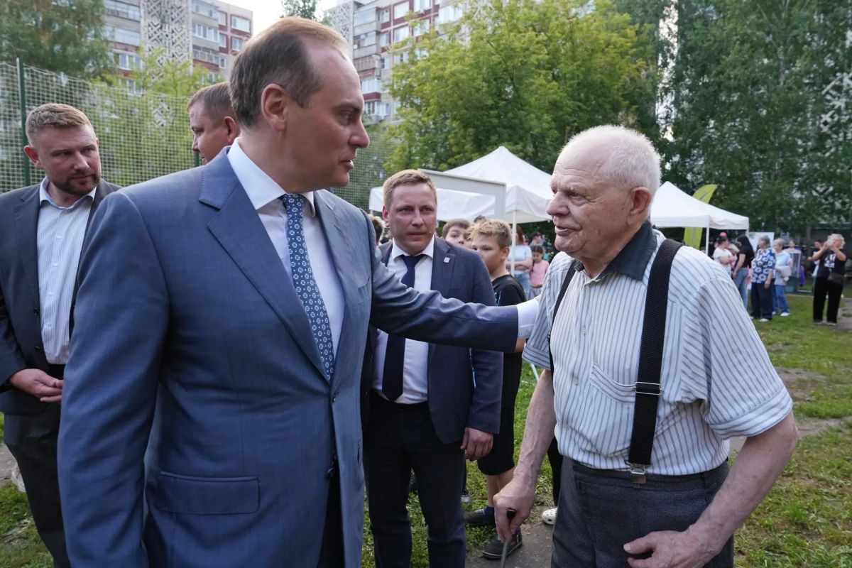 Артём Здунов: #ДеньДвора. Встретились с жителями Октябрьского района - сегодня на ул. Сущинского большой День Двора С семьями, молодёжью района, домкомом осмотрели дворовую территорию, обсудили насущные вопросы -... Артём Здунов: #ДеньДвора. Встретились с жителями Октябрьского района - сегодня на ул. Сущинского большой День Двора С семьями, молодёжью района, домкомом осмотрели дворовую территорию, обсудили насущные вопросы -...