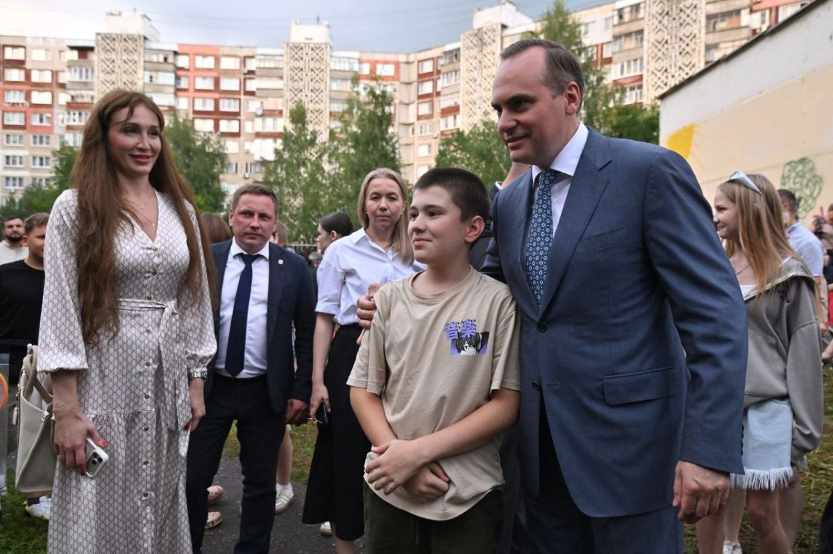 Несколько тысяч человек собрал праздник двора на окраине спального микрорайона Заречный Несколько тысяч человек собрал праздник двора на окраине спального микрорайона Заречный