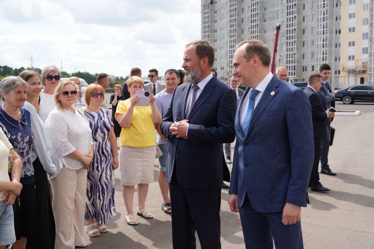 Артём Здунов: С Полномочным представителем Президента России в ПФО Игорем Анатольевичем Комаровым навестили молодые семьи; посмотрели новый дом, который построили по региональной жилищной программе для работников бюджетной... Артём Здунов: С Полномочным представителем Президента России в ПФО Игорем Анатольевичем Комаровым навестили молодые семьи; посмотрели новый дом, который построили по региональной жилищной программе для работников бюджетной...