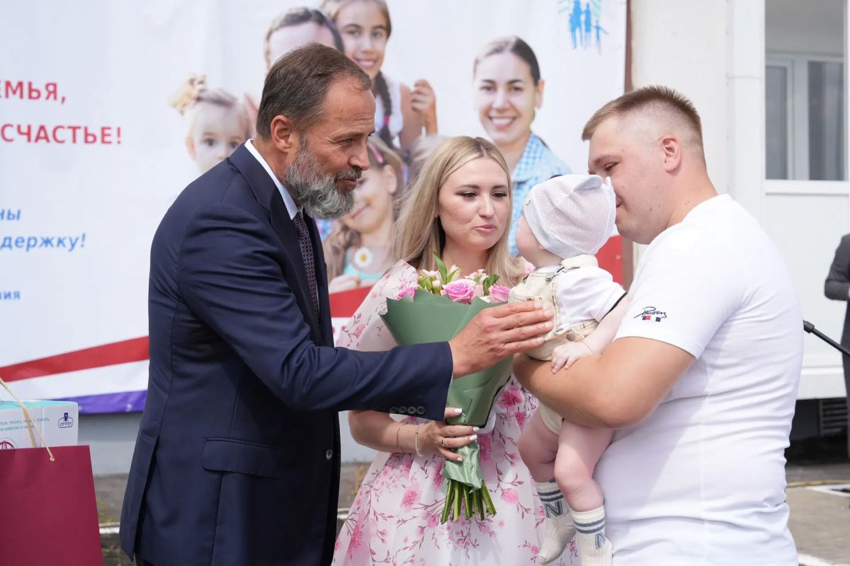 Артём Здунов: С Полномочным представителем Президента России в ПФО Игорем Анатольевичем Комаровым навестили молодые семьи; посмотрели новый дом, который построили по региональной жилищной программе для работников бюджетной... Артём Здунов: С Полномочным представителем Президента России в ПФО Игорем Анатольевичем Комаровым навестили молодые семьи; посмотрели новый дом, который построили по региональной жилищной программе для работников бюджетной...