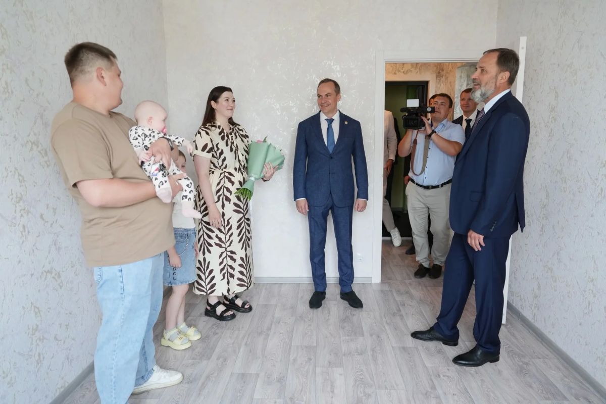 Артём Здунов: С Полномочным представителем Президента России в ПФО Игорем Анатольевичем Комаровым навестили молодые семьи; посмотрели новый дом, который построили по региональной жилищной программе для работников бюджетной... Артём Здунов: С Полномочным представителем Президента России в ПФО Игорем Анатольевичем Комаровым навестили молодые семьи; посмотрели новый дом, который построили по региональной жилищной программе для работников бюджетной...