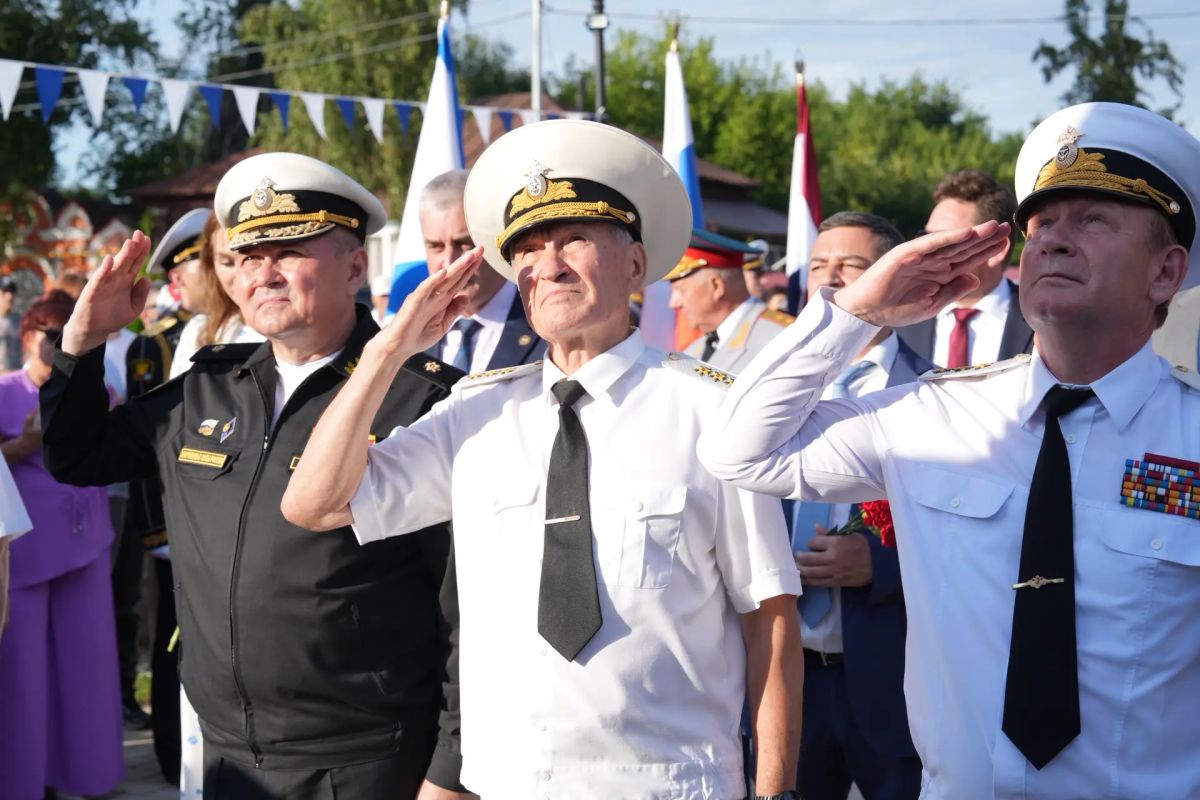 Артём Здунов: На святой темниковской земле, с дорогими почётными гостями, прибывшими в Мордовию на 25-летие канонизации великого флотоводца, нашего земляка - Фёдора Фёдоровича Ушакова Артём Здунов: На святой темниковской земле, с дорогими почётными гостями, прибывшими в Мордовию на 25-летие канонизации великого флотоводца, нашего земляка - Фёдора Фёдоровича Ушакова