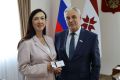 Владимир Чибиркин вручил удостоверение мирового судьи Ольге Ширшиковой