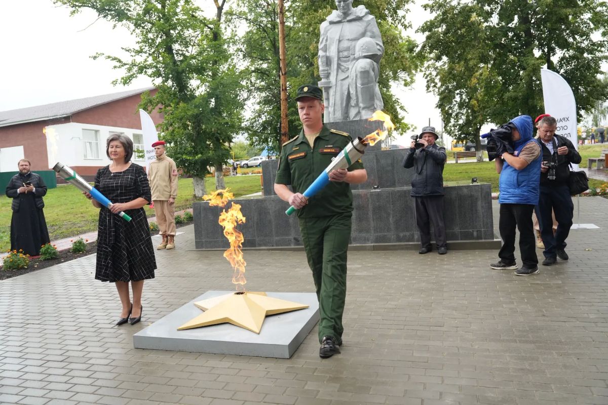 Артём Здунов: Один из самых важных дней в истории села Лобаски Атяшевского района - вместе с сельчанами зажгли Вечный огонь у памятника воинам Великой Отечественной Артём Здунов: Один из самых важных дней в истории села Лобаски Атяшевского района - вместе с сельчанами зажгли Вечный огонь у памятника воинам Великой Отечественной