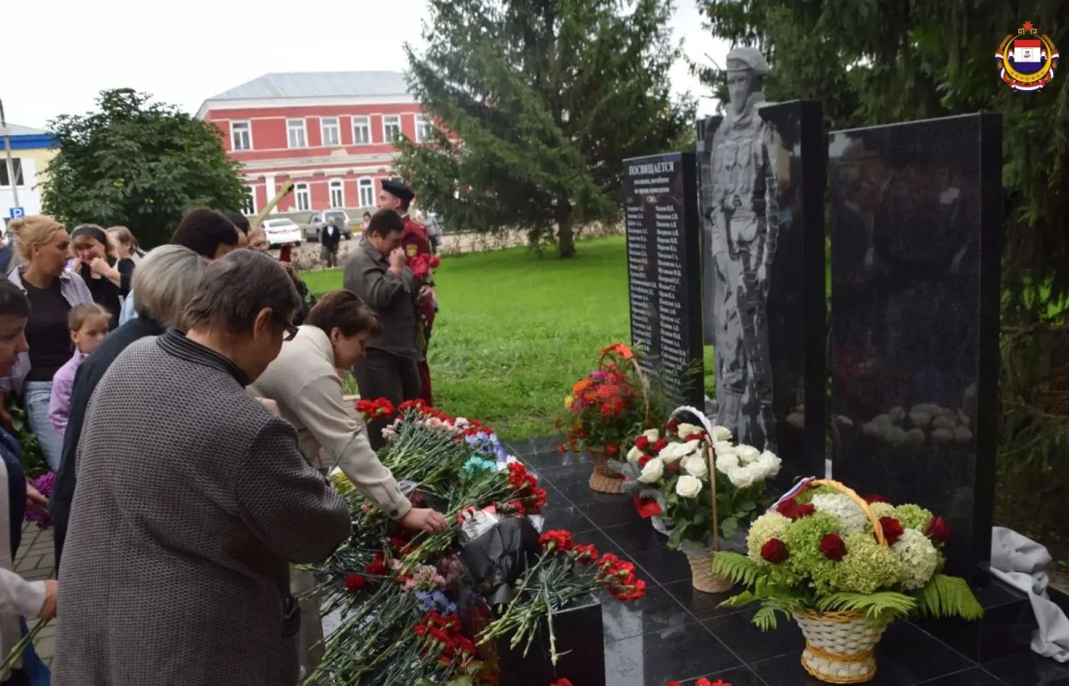 Место вечной памяти: в Инсаре открыли памятник героям специальной военной операции Место вечной памяти: в Инсаре открыли памятник героям специальной военной операции