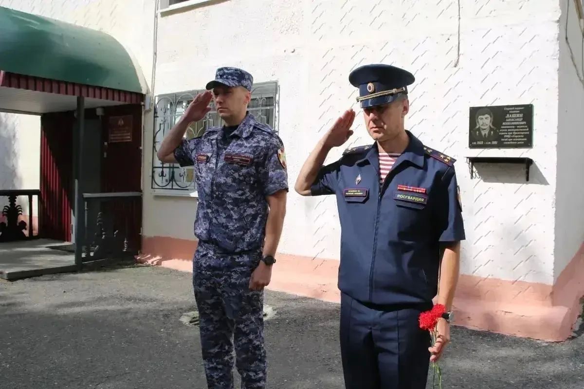 В Саранске росгвардейцы почтили память сослуживца – старшего сержанта милиции Александра Лашина В Саранске росгвардейцы почтили память сослуживца – старшего сержанта милиции Александра Лашина
