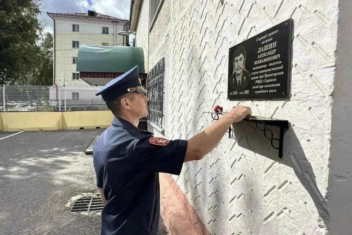В Саранске росгвардейцы почтили память сослуживца – старшего сержанта милиции Александра Лашина В Саранске росгвардейцы почтили память сослуживца – старшего сержанта милиции Александра Лашина